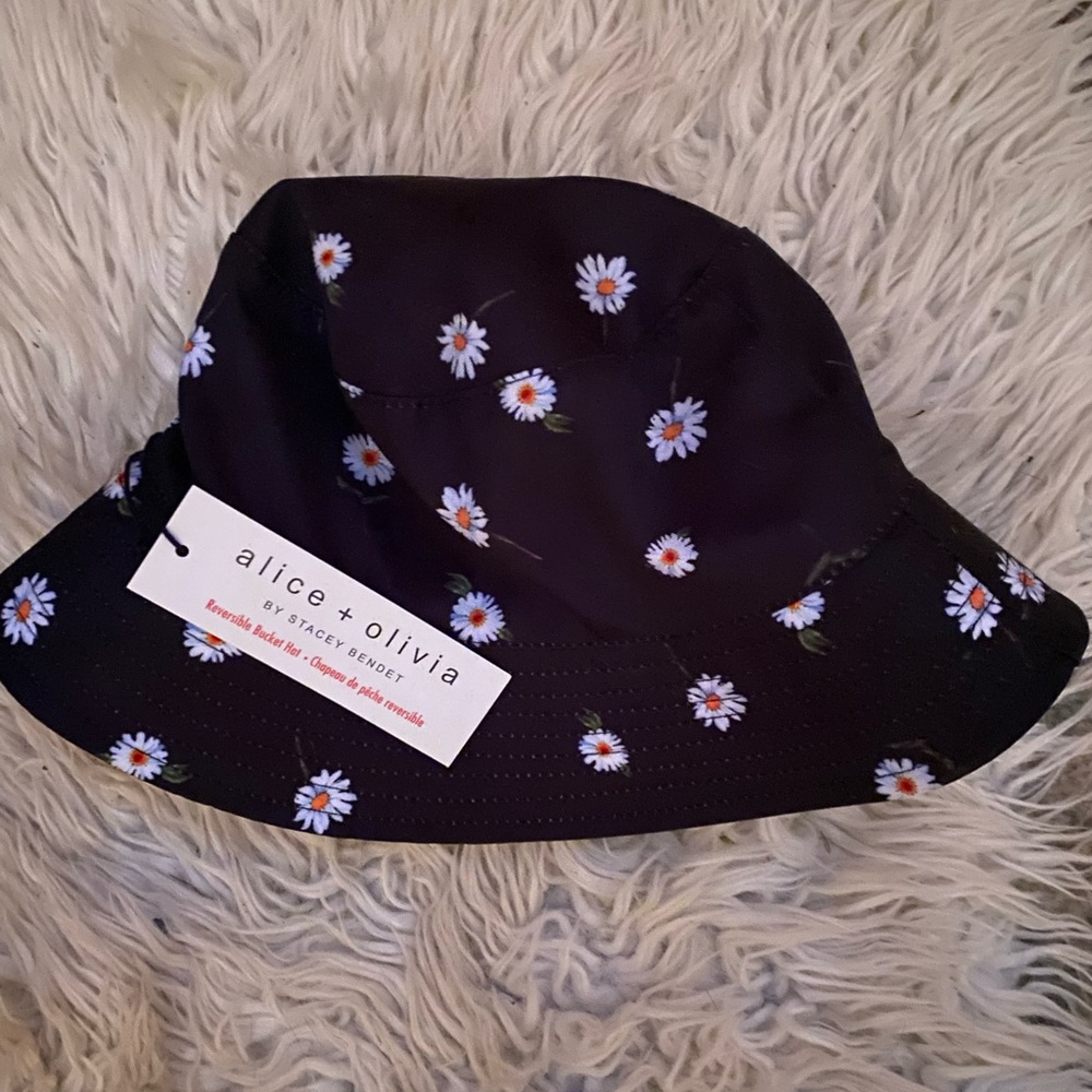 NWT Alice & Olivia reversible bucket hat